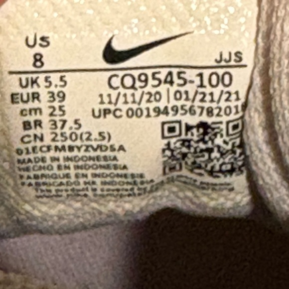 Wmns Nike Legend Essential 2 / White Green Glow  / CQ9545 100 / Great Shape Sz 8 - Picture 9 of 9